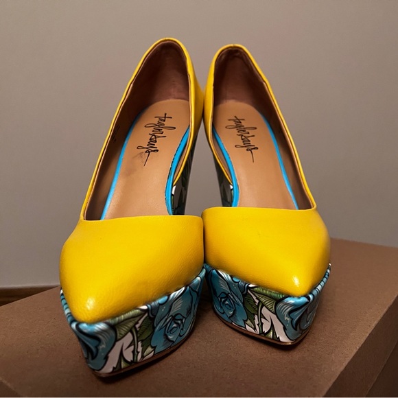 Chic Yellow Floral Platform Wedges - Picture 2 of 6